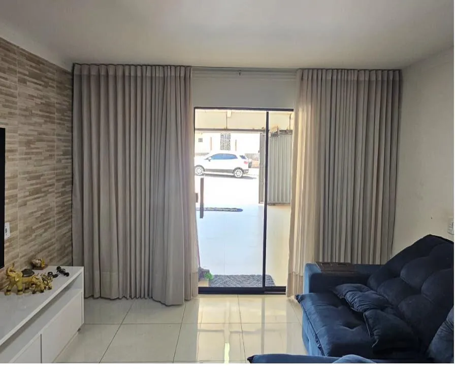 Sala com porta de vidro usada para simular a persiana
