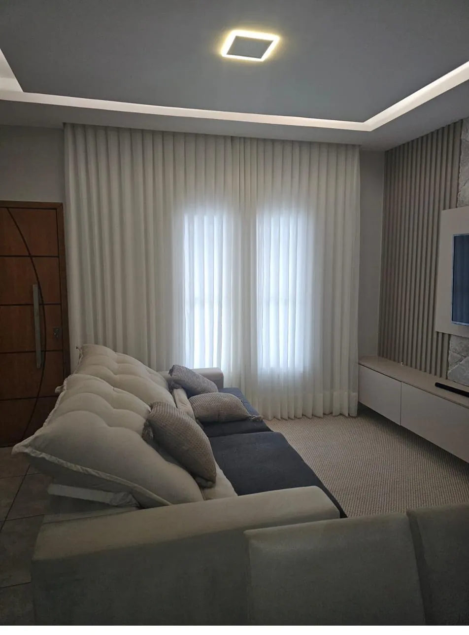 Sala de TV com voil